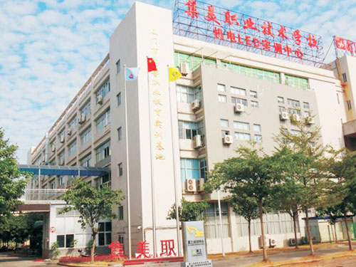 2對(duì)20米旗桿斗 昨日在陳家祠復(fù)位